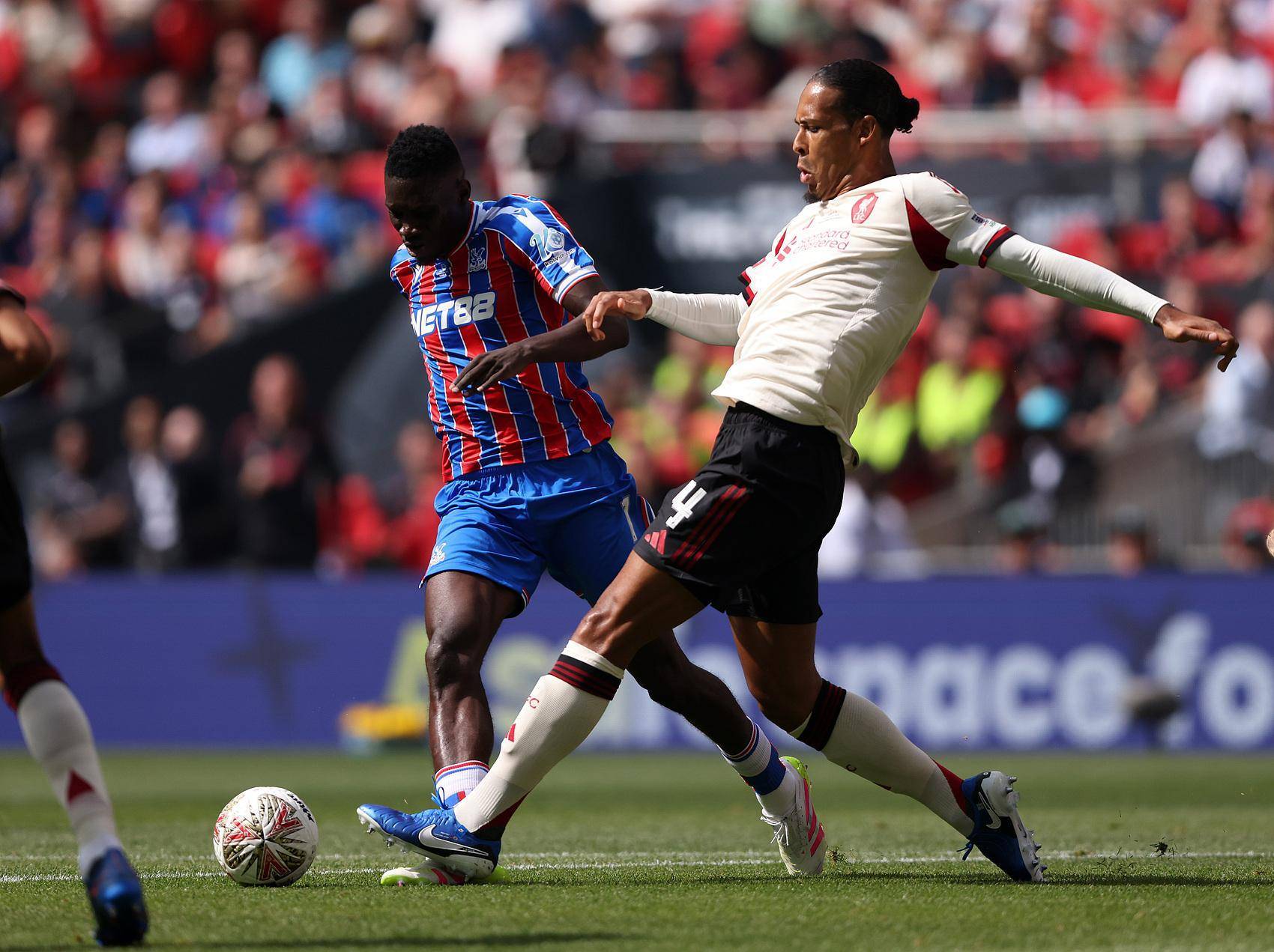 包含今晨社区盾传出新动向，曼城豪取连胜，管理层表态：目标明确，训练强度明显提升的词条