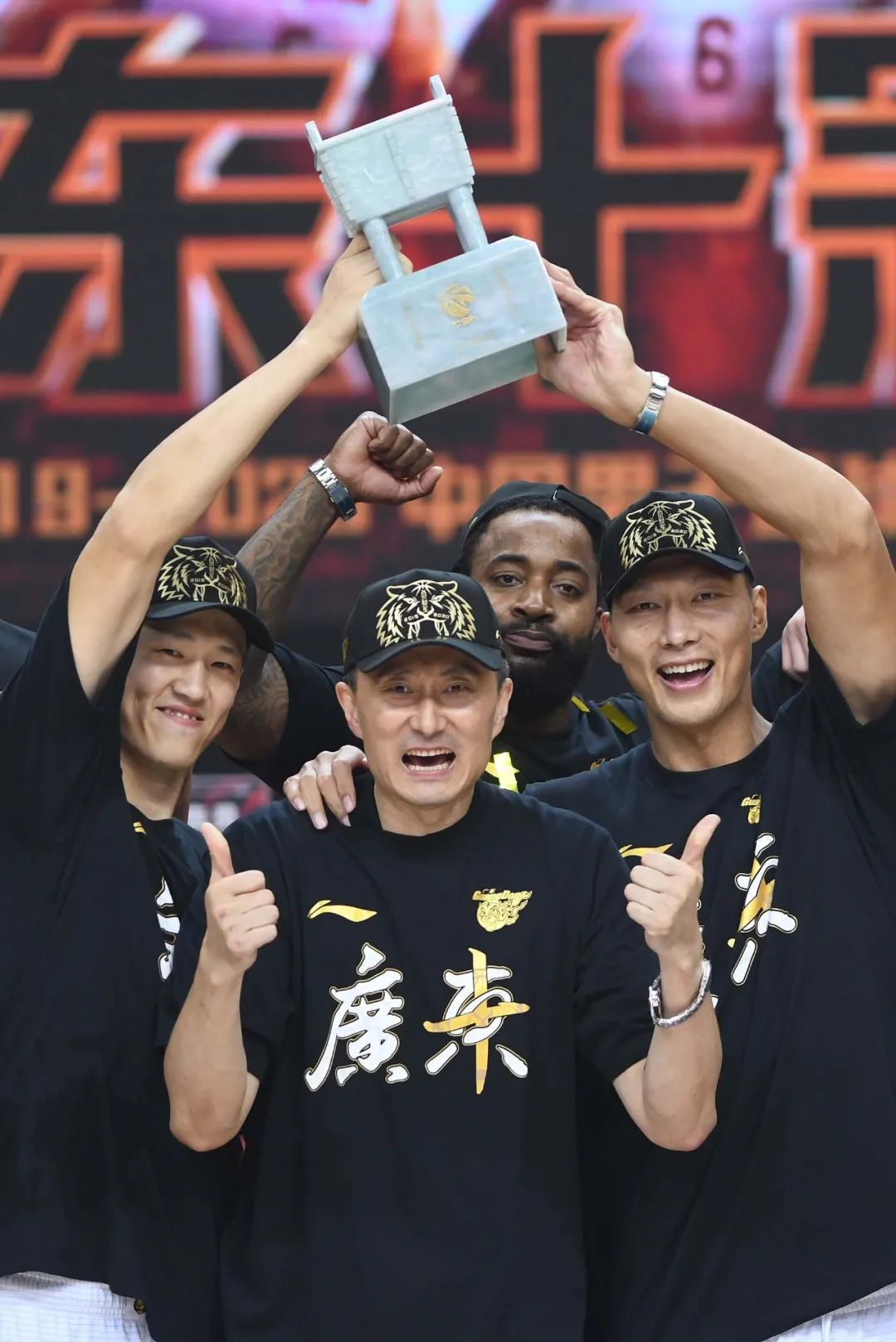 今夜深圳男篮调整名单以备法国杯，内部沟通环节打磨，信心回归，临场指挥获称赞的简单介绍