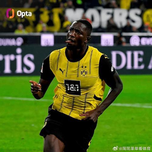 关于多特蒙德训练开放日；今晨豪取连胜引欢呼；德甲在即；更衣室氛围转暖的信息